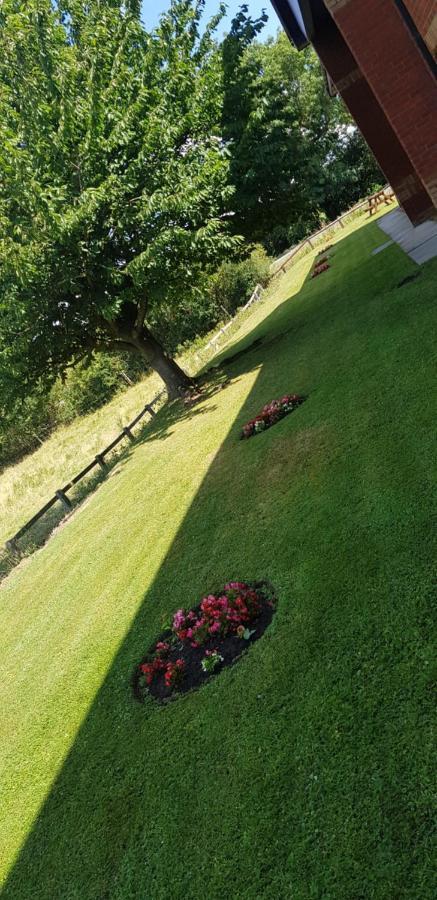 Redwings Lodge Dunstable Bagian luar foto